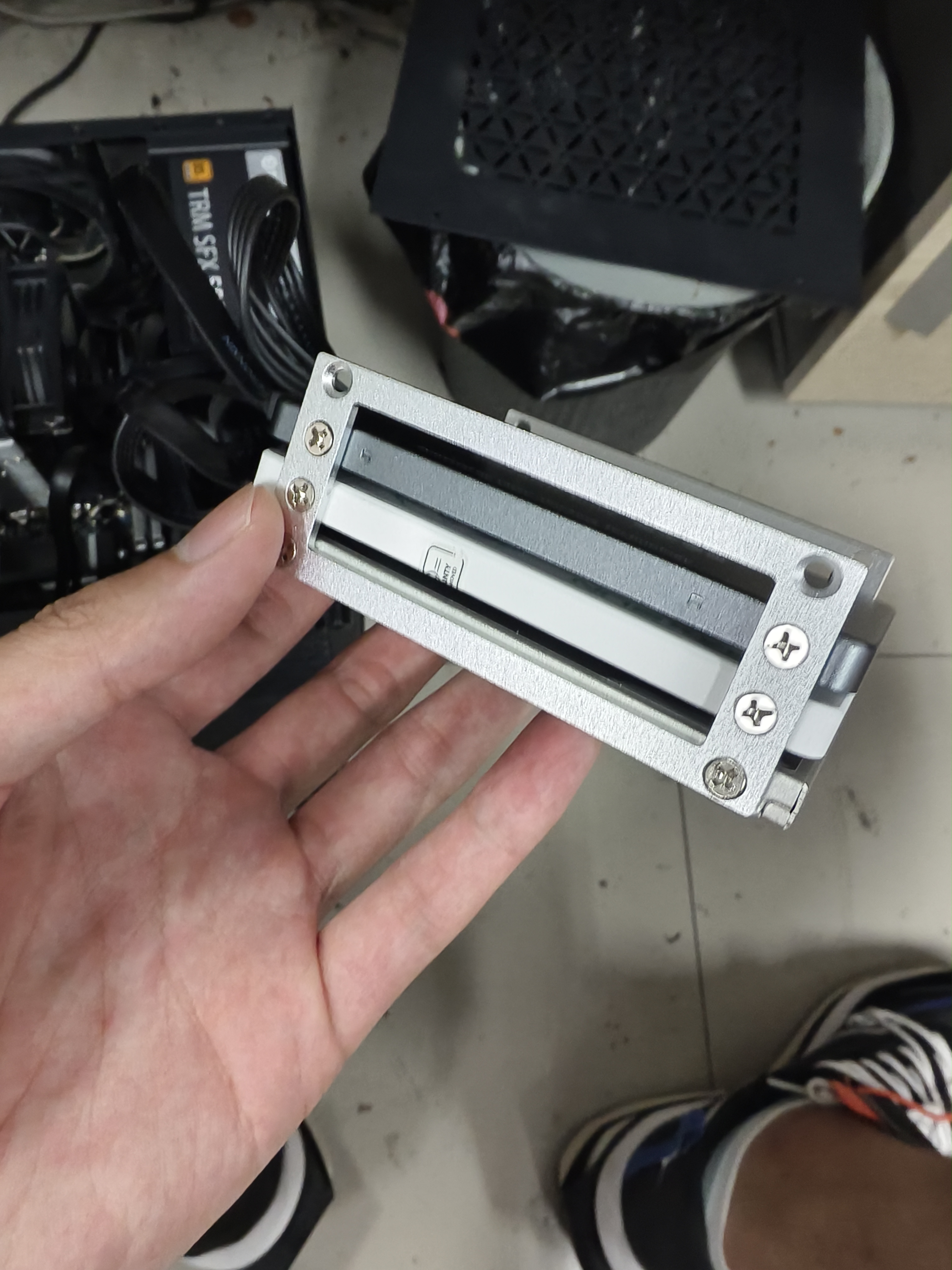 买了一个铭瑄的512GB硬盘，还搞了一个硬盘支架
